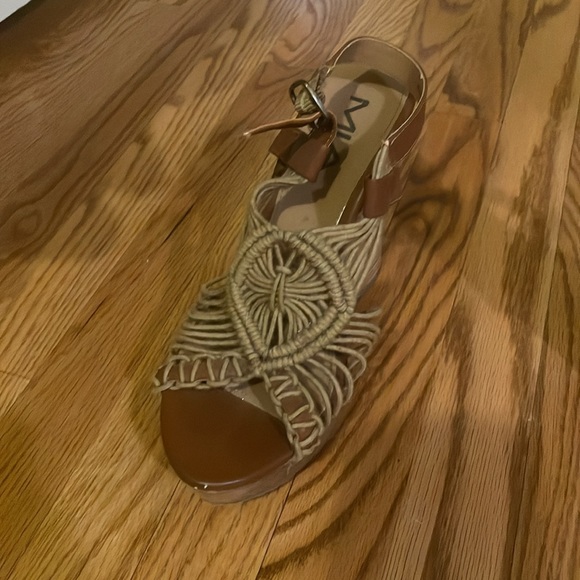 Mia wedge sandals. Size 6 1/2. Retro. - Picture 3 of 4